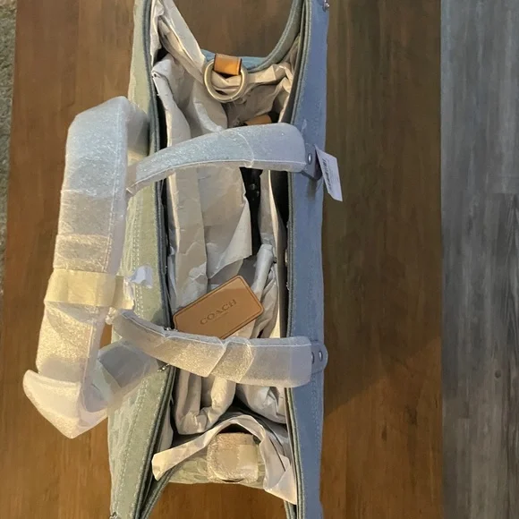 🥳🎉SOLD🥳🎉 Coach Field Tote 40 in Signature Denim - Picture 4 of 4